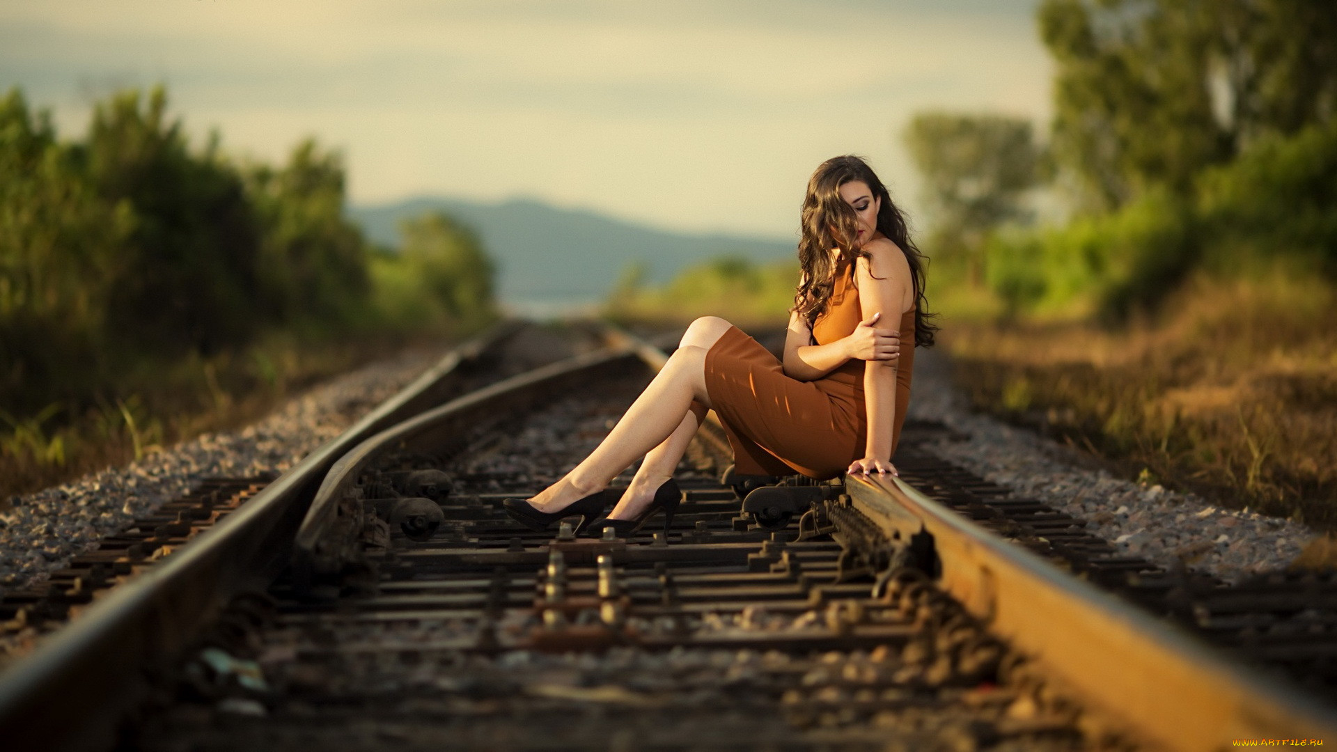 Дороги без женщин. Девушка на рельсах. Фотосессия на железной дороге. Фотосессия рельсы. Девушка на дороге.